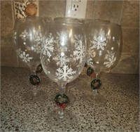 10 Christmas wine glasses