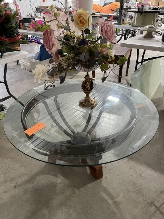 Round Coffee Table W Glass Top & Floral Decor