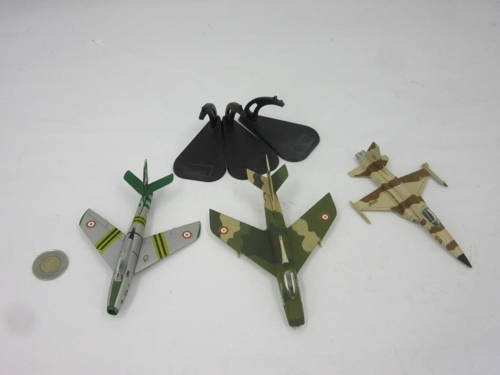 3 avions die cast militaires