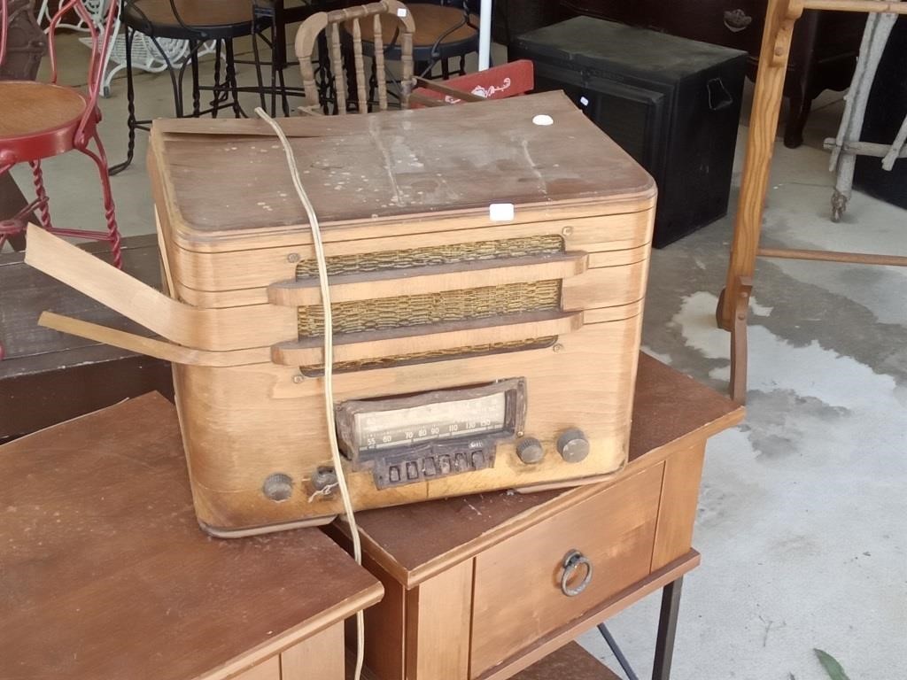 Farnsworth wood case tube radio - veneer