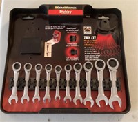 Stubby ratcheting combination wrenches