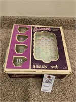 VTG Iridescent 8-piece Snack Set