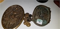 2 cast iron ashtrays and buttons