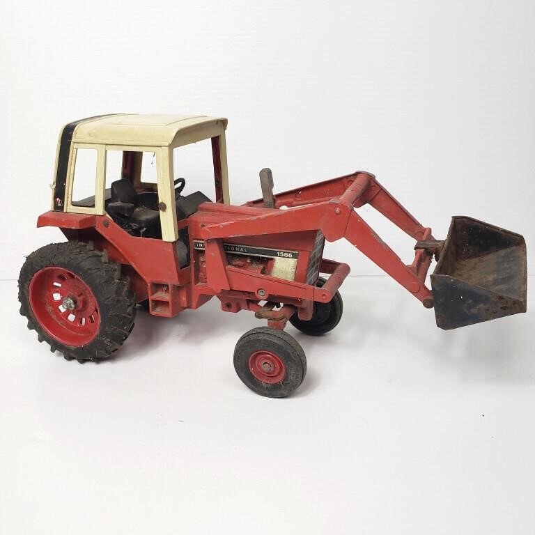 VINTAGE INTERNATIONAL TRACTOR 1586