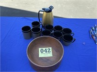 Thermo serv coffee carafe with 3 matching mugs