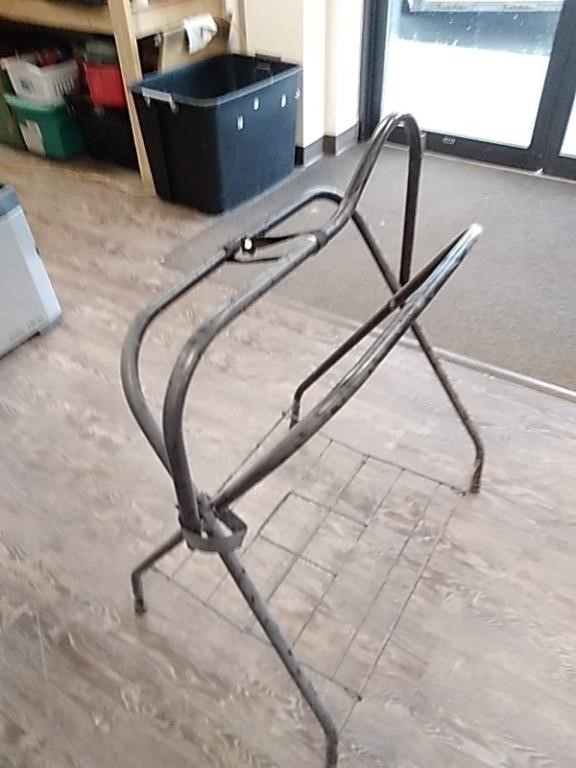 Metal saddle rack