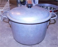 Aluminum stockpot - Bundt pan - 2 wire baskets