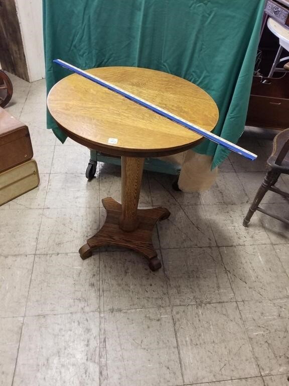 OAK ROUND PEDESTAL LAMP TABLE