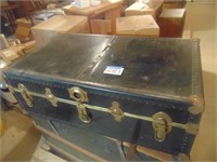 Shipping trunk with linens