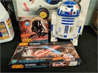 2 Star Wars puzzles + R2D2 carrying case