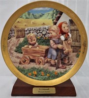 HUMMEL COLLECTOR PLATE/STAND*PLEASANT JOURNEY