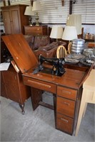 Vtg Singer Sewing Machine in Oak Cabinet