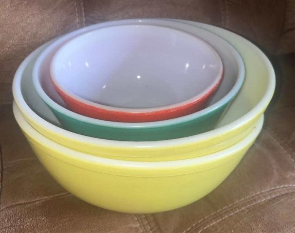 (4) Pyrex mixing bowls. Note: (2) are same size.
