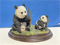 Pandas Statue - Country Artists (England)