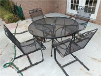 Iron patio table in 4 chairs.