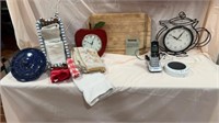 TEAPOT SHAPE BATTERY OPERATED WALL CLOCK
RED