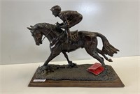 COMPOSITION HORSE AND JOCKEY STATUE IN A
