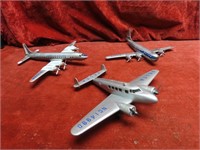 (3)Airplane toys.