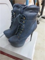 SIZE 9 NAVY BOOTS