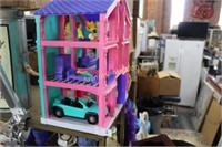 DOLL HOUSE WITH DOLLS - ACCESSORIES