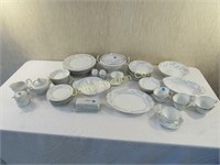 SERVICE FOR 8 VALMONT CHINA DINNERSET: