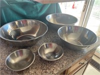 Stainless steel mixing bowls, cutting board etc.