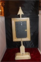 METAL ARROW PICTURE FRAME.  6" AT BASE, 19" TALL