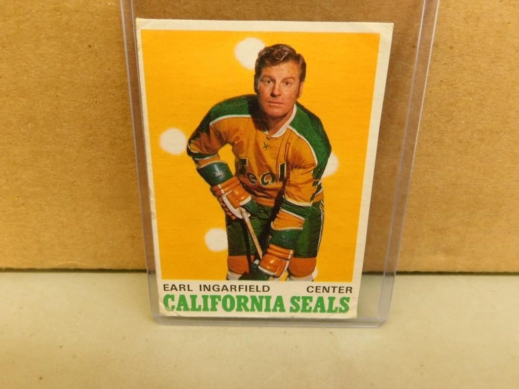 Hockey, Baseball. Football & Basketball Card Auction