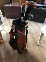 GOLF BAG WITH 4 GOLD CLUBS GOLF BAG WITH 4 GOLD CL