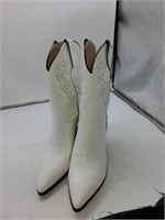 White size 8.5 cowboy boots