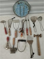 Asst vintage kitchen utensils, well used enameled