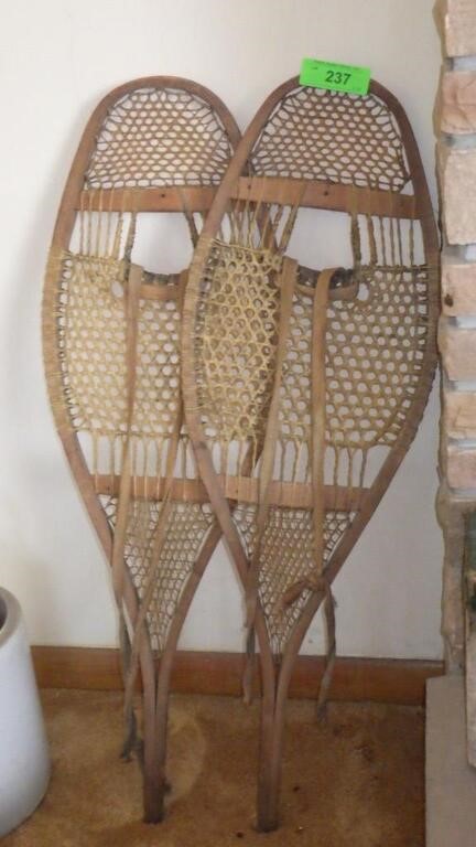 VINTAGE SNOWSHOES 32"   (SEAL GUT)