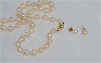 Pearl necklace with slightly baroque pearls