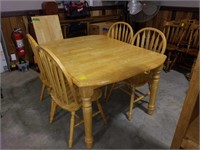 Kitchen table with 4 chairs and 1 leaf