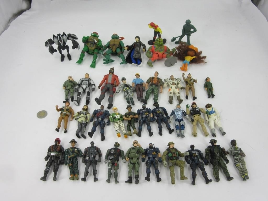 Plusieurs figurines dont Ninja Turtles