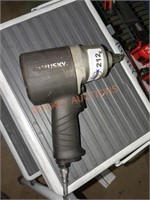 Husky 800ft/lb 1/2" Impact Wrench