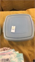 New Rubbermaid Tupperware containers