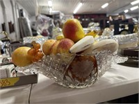 Lead crystal bowl with decorative fruits