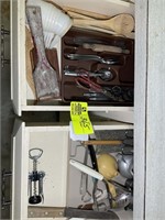 CONTENTS OF DRAWER INCLUDING KNIVES AND FLATWARE