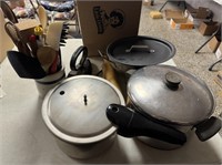 ASSORTED KITCHEN LOT OF UNTENSILS / SHIPS