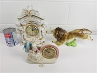 2 horloges dont 1 avec bambins, 1 lion décoratif
