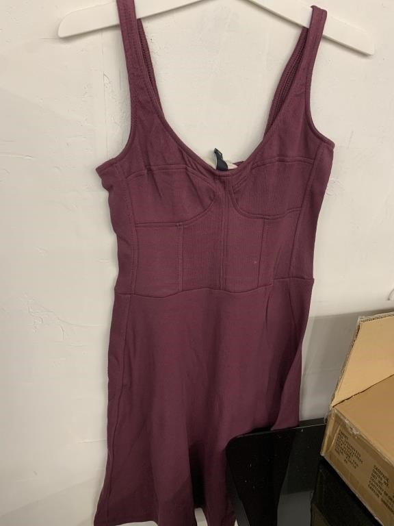 WOMEN'S DRESS SIZE XS QTY 6 (OPEN BOX, NEW)