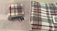 2 Bath Towels & Washcloth NWT