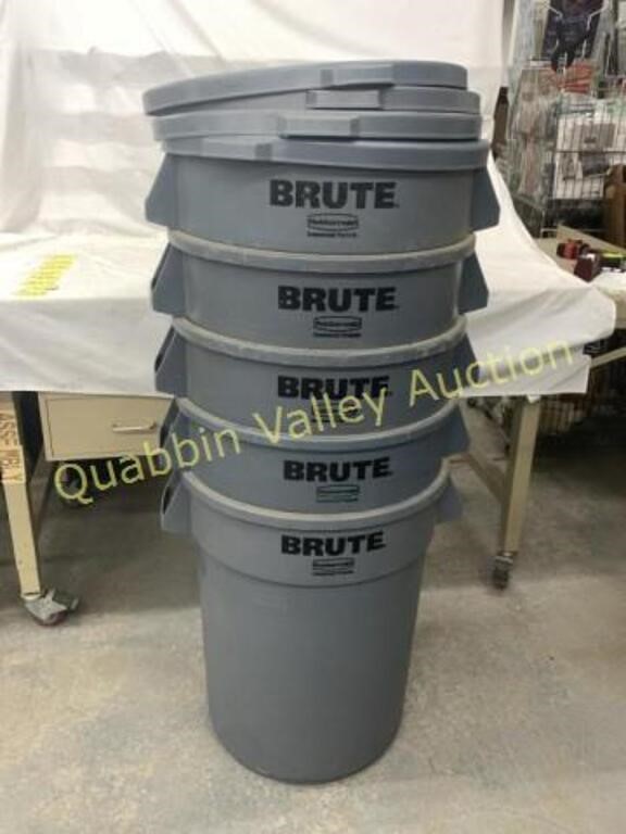 5 BRUTE 32 GALLON PLASTIC TRASH CANS
