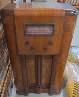 (AF) Vintage Standing Radio measures