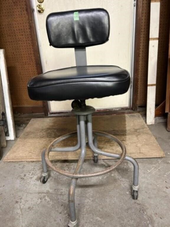 Swivel caster chair (tall)