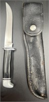 Buck knife with leather carrying case
