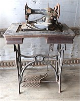 Singer Sewing Machine w/ Nice Cast Iron Base