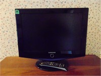 19" FLAT SCREEN SAMSUNG TV WITH REMOTE