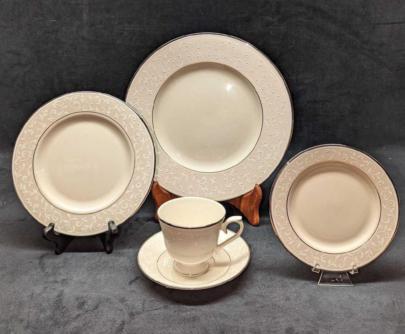 Lenox China Opal Innocence 5 Piece Place Setting D